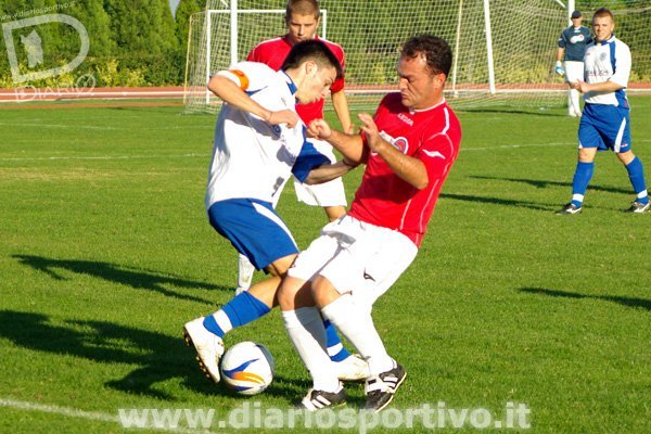 Capoterra-Barisardo 0-1, Stefano Pischedda contrastato da Bobo Mannai